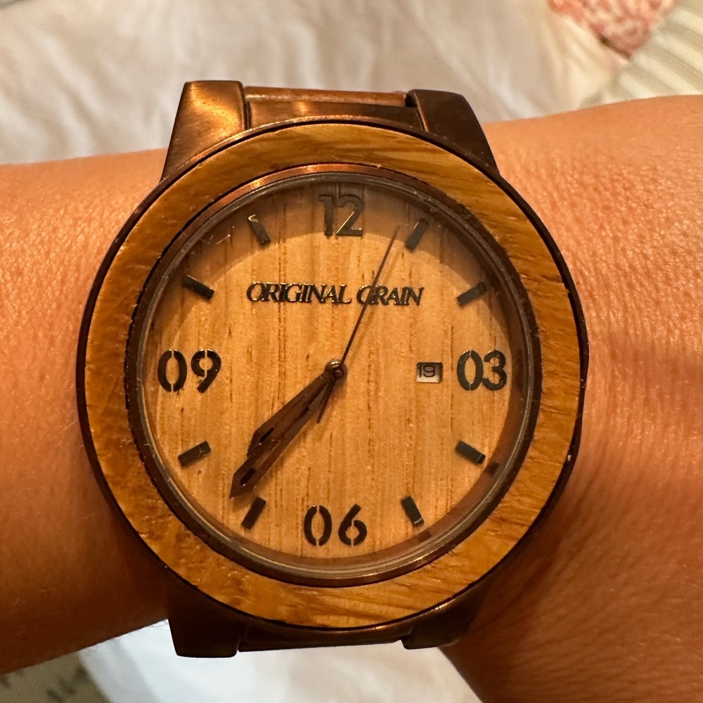 Men’s Original Grain Wooden Watch with Brown Accents with Leather Band.